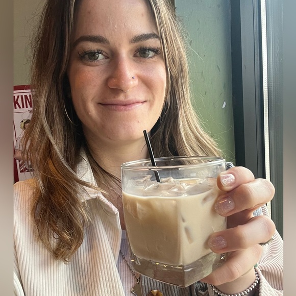 Meet your Posher, Jessica - Picture 1 of 4